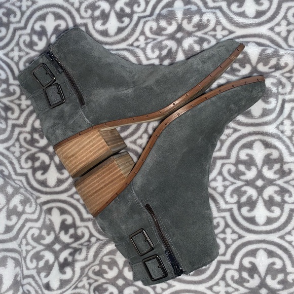 Grey suede ankle booties with zipper - Picture 6 of 8